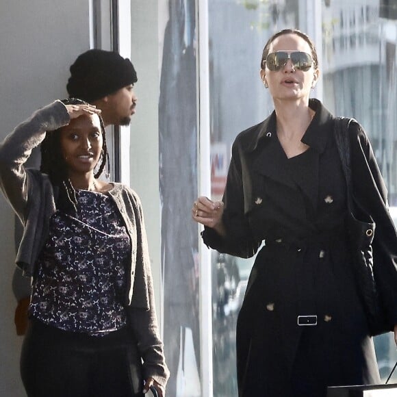 Exclusif - Angelina Jolie fait du shopping avec sa fille Zahara à Los Angeles, Californie, Etats-Unis, le 12 décembre 2022. 