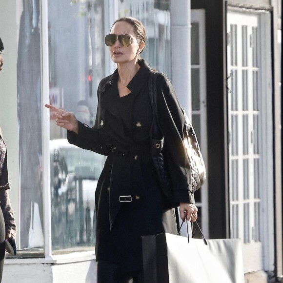 Exclusif - Angelina Jolie fait du shopping avec sa fille Zahara à Los Angeles, Californie, Etats-Unis, le 12 décembre 2022. 