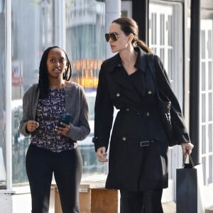 Exclusif - Angelina Jolie fait du shopping avec sa fille Zahara à Los Angeles, Californie, Etats-Unis, le 12 décembre 2022. 