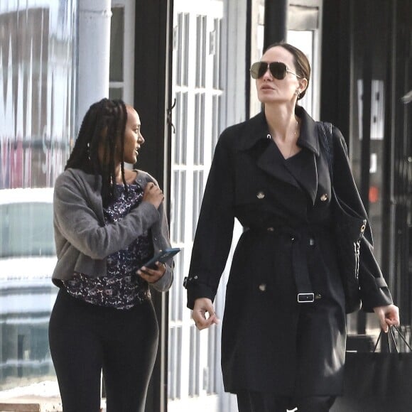 Exclusif - Angelina Jolie fait du shopping avec sa fille Zahara à Los Angeles, Californie, Etats-Unis, le 12 décembre 2022. 