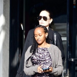 Exclusif - Angelina Jolie fait du shopping avec sa fille Zahara à Los Angeles, Californie, Etats-Unis, le 12 décembre 2022. 