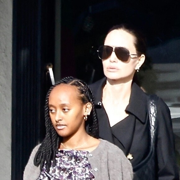 Exclusif - Angelina Jolie fait du shopping avec sa fille Zahara à Los Angeles, Californie, Etats-Unis, le 12 décembre 2022. 