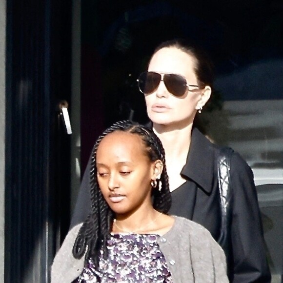 Exclusif - Angelina Jolie fait du shopping avec sa fille Zahara à Los Angeles, Californie, Etats-Unis, le 12 décembre 2022. 