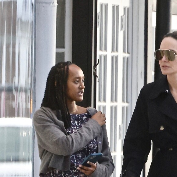 Exclusif - Angelina Jolie fait du shopping avec sa fille Zahara à Los Angeles, Californie, Etats-Unis, le 12 décembre 2022. 