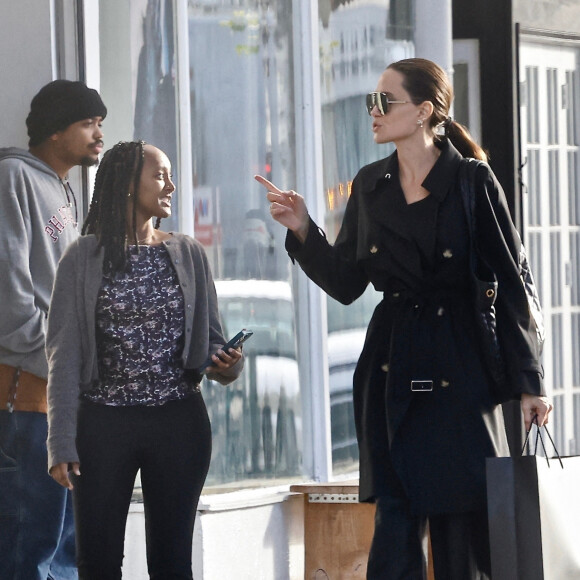 Exclusif - Angelina Jolie fait du shopping avec sa fille Zahara à Los Angeles, Californie, Etats-Unis, le 12 décembre 2022. 