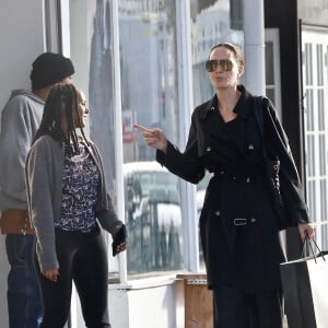 Exclusif - Angelina Jolie fait du shopping avec sa fille Zahara à Los Angeles, Californie, Etats-Unis, le 12 décembre 2022. 