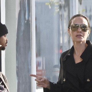 Exclusif - Angelina Jolie fait du shopping avec sa fille Zahara à Los Angeles, Californie, Etats-Unis, le 12 décembre 2022. 