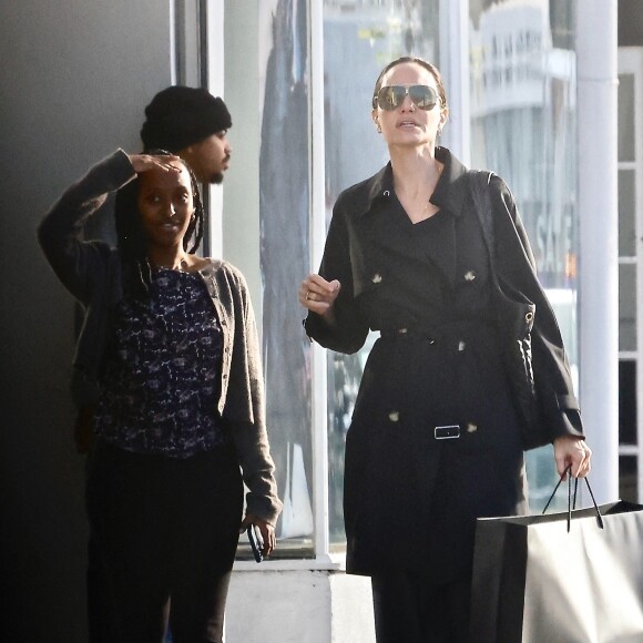 Exclusif - Angelina Jolie fait du shopping avec sa fille Zahara à Los Angeles, Californie, Etats-Unis, le 12 décembre 2022. 