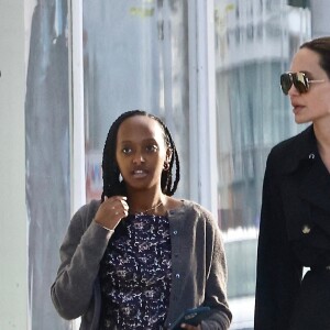 Exclusif - Angelina Jolie fait du shopping avec sa fille Zahara à Los Angeles, Californie, Etats-Unis, le 12 décembre 2022. 