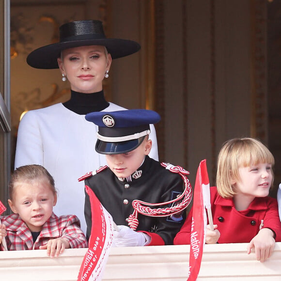 Bodie Wittstock, La princesse Charlène de Monaco, Le prince Jacques de Monaco, marquis des Baux, La princesse Gabriella de Monaco, comtesse de Carladès - La famille princière au balcon du palais lors de la Fête Nationale de la principauté de Monaco le 19 novembre 2022. © Dominique Jacovides / Bruno Bebert / Bestimage 