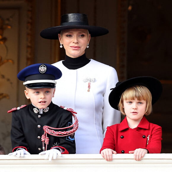 La princesse Charlene de Monaco et ses enfants Le prince Jacques de Monaco, marquis des Baux et La princesse Gabriella de Monaco, comtesse de Carladès - La famille princière au balcon du palais lors de la Fête Nationale de la principauté de Monaco le 19 novembre 2022. © Dominique Jacovides / Bruno Bebert / Bestimage 