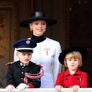 La princesse Charlene de Monaco et ses enfants Le prince Jacques de Monaco, marquis des Baux et La princesse Gabriella de Monaco, comtesse de Carladès - La famille princière au balcon du palais lors de la Fête Nationale de la principauté de Monaco le 19 novembre 2022. © Dominique Jacovides / Bruno Bebert / Bestimage 