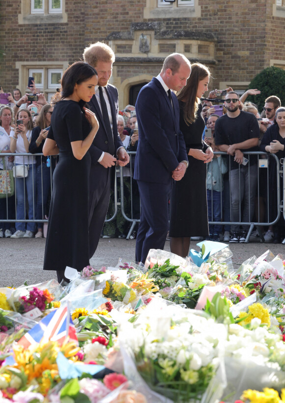 Meghan Markle, duchesse de Sussex, le prince Harry, duc de Sussex, le prince de Galles William et la princesse de Galles Kate Catherine Middleton à la rencontre de la foule devant le château de Windsor, suite au décès de la reine Elisabeth II d'Angleterre. Le 10 septembre 2022 