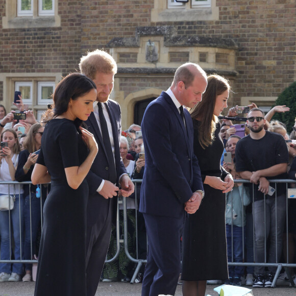 Meghan Markle, duchesse de Sussex, le prince Harry, duc de Sussex, le prince de Galles William et la princesse de Galles Kate Catherine Middleton à la rencontre de la foule devant le château de Windsor, suite au décès de la reine Elisabeth II d'Angleterre. Le 10 septembre 2022 