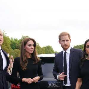 La princesse de Galles Kate Catherine Middleton, le prince de Galles William et le prince Harry, duc de Sussex et Meghan Markle, duchesse de Sussex à la rencontre de la foule devant le château de Windsor, suite au décès de la reine Elisabeth II d'Angleterre. Le 10 septembre 2022 