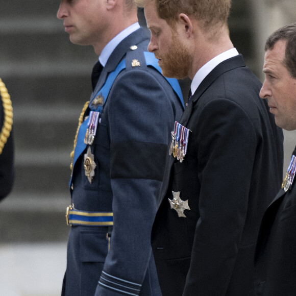 Le prince William, prince de Galles, Le prince Harry, duc de Sussex - Procession du cercueil de la reine Elizabeth II d'Angleterre de Wesminster Hall où il était exposé au public, jusqu'à l'Abbaye de Westminster. Le cercueil est installé sur l'affût du canon, puis tiré par 142 marins de la Royal Navy à l'aide de cordages, dans la plus pure tradition de la monarchie britannique. Cette tradition remonte aux funérailles d'Etat de la reine Victoria en février 1901. Londres, le 19 septembre 2022. 