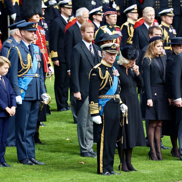 La princesse Charlotte et le prince George, le prince de Galles William, le roi Charles III d'Angleterre, la reine consort Camilla Parker Bowles, le prince Harry, duc de Sussex, la princesse Beatrice d'York, le prince Andrew, duc d'York - Procession du cercueil de la reine Elizabeth II d'Angleterre de l'Abbaye de Westminster à Wellington Arch à Hyde Park Corner. Le 19 septembre 2022 