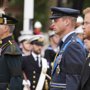 Le prince William, prince de Galles, Le prince Harry, duc de Sussex et Peter Phillips - Procession du cercueil de la reine Elizabeth II d'Angleterre de Wesminster Hall où il était exposé au public, jusqu'à l'Abbaye de Westminster. Le cercueil est installé sur l'affût du canon, puis tiré par 142 marins de la Royal Navy à l'aide de cordages, dans la plus pure tradition de la monarchie britannique. Cette tradition remonte aux funérailles d'Etat de la reine Victoria en février 1901. Londres, le 19 septembre 2022. © Emilio Morenatti / PA via Bestimage 