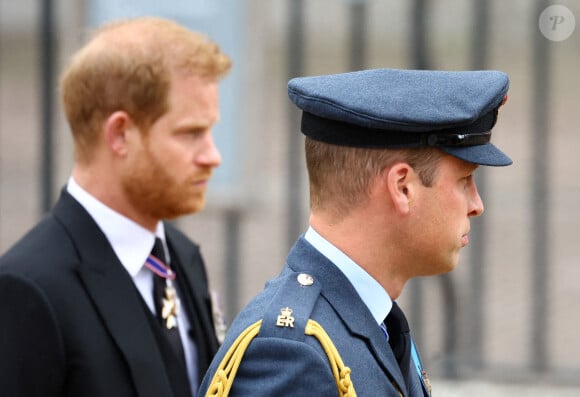 Le prince William, prince de Galles et Le prince Harry, duc de Sussex - Arrivées au service funéraire à l'Abbaye de Westminster pour les funérailles d'Etat de la reine Elizabeth II d'Angleterre le 19 septembre 2022. © Hannah McKay / PA via Bestimage 