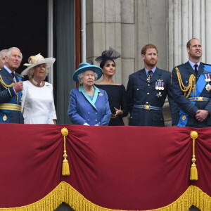 Le prince Edward, comte de Wessex, la comtesse Sophie de Wessex, le prince Charles, Camilla Parker Bowles, duchesse de Cornouailles, la reine Elisabeth II d'Angleterre, Meghan Markle, duchesse de Sussex, le prince Harry, duc de Sussex, le prince William, duc de Cambridge, Kate Catherine Middleton, duchesse de Cambridge - La famille royale d'Angleterre lors de la parade aérienne de la RAF pour le centième anniversaire au palais de Buckingham à Londres.