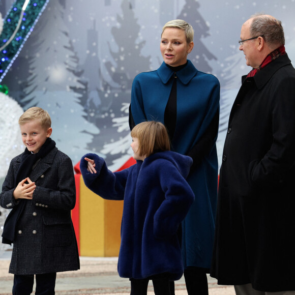 Le prince Albert II de Monaco, La princesse Charlene de Monaco, Le prince héréditaire Jacques de Monaco, La princesse Gabriella de Monaco lors du traditionnel arbre de Noël du palais princier à Monaco le 14 décembre 2022. Le couple princier et leurs enfants ont distribué cadeaux et friandises aux enfants monégasques, dans la cour du Palais. © Claudia Albuquerque / Bestimage 