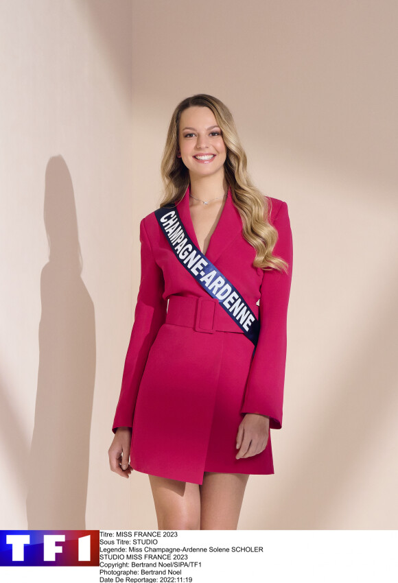 Miss Champagne-Ardenne est Solène Scholer. Elle a 21 ans et est étudiante en médecine - Candidate à l'élection Miss France 2023 qui aura lieu le 17 décembre 2022.