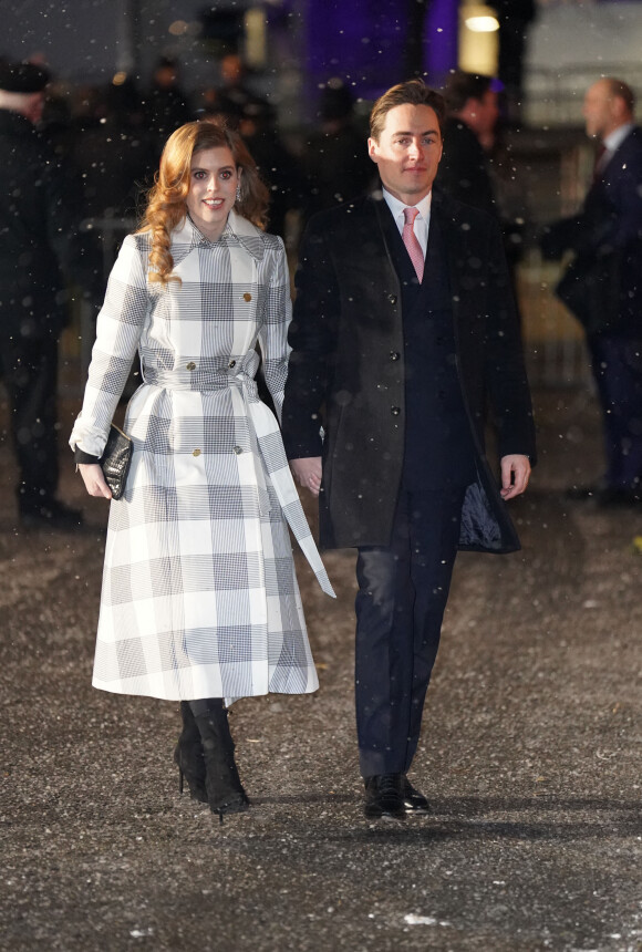 La princesse Beatrice d'York et son mari Edoardo Mapelli Mozzi, arrivent pour le "Together at Christmas" Carol Service à l'abbaye de Westminster à Londres, Royaume uni, le 15 décembre 2022. 