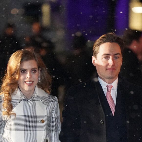 La princesse Beatrice d'York et son mari Edoardo Mapelli Mozzi, arrivent pour le "Together at Christmas" Carol Service à l'abbaye de Westminster à Londres, Royaume uni, le 15 décembre 2022. 