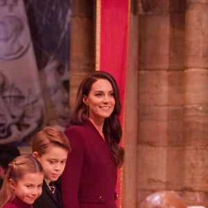 Le prince William, prince de Galles, Catherine (Kate) Middleton, princesse de Galles, et leurs enfants, le prince George de Galles, et la princesse Charlotte de Galles, arrivent pour le "Together at Christmas" Carol Service à l'abbaye de Westminster à Londres, Royaume uni, le 15 décembre 2022. 