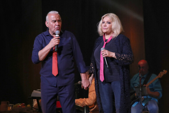 Exclusif - Michel Fugain embrasse sa femme Sanda lors du concert "Michel Fugain fait Bandapart" pour les 80 ans du chanteur à Bobino à Paris le 12 Mai 2022. © Bertrand Rindoff/Bestimage