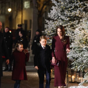 Le prince William, prince de Galles, La princesse Charlotte de Galles, Le prince George de Galles,Catherine (Kate) Middleton, princesse de Galles - La famille royale à la sortie de la messe "Together at Christmas" à l'Abbaye de Westminster le 15 décembre 2022. © Photoshot / Panoramic / Bestimage 