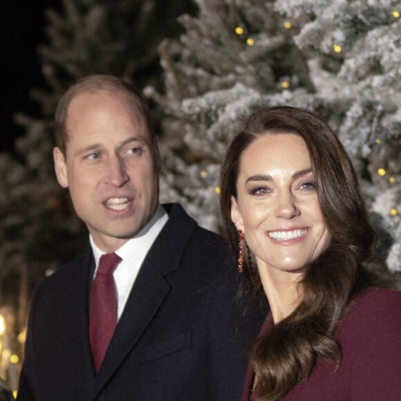 Le prince George de Galles, Le prince William, prince de Galles, Catherine (Kate) Middleton, princesse de Galles, La princesse Charlotte de Galles - La famille royale à la sortie de la messe "Together at Christmas" à l'Abbaye de Westminster le 15 décembre 2022. 