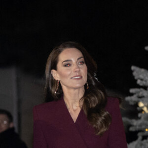 Le prince William, prince de Galles, La princesse Charlotte de Galles, Le prince George de Galles, Catherine (Kate) Middleton, princesse de Galles - La famille royale à la sortie de la messe "Together at Christmas" à l'Abbaye de Westminster le 15 décembre 2022. 