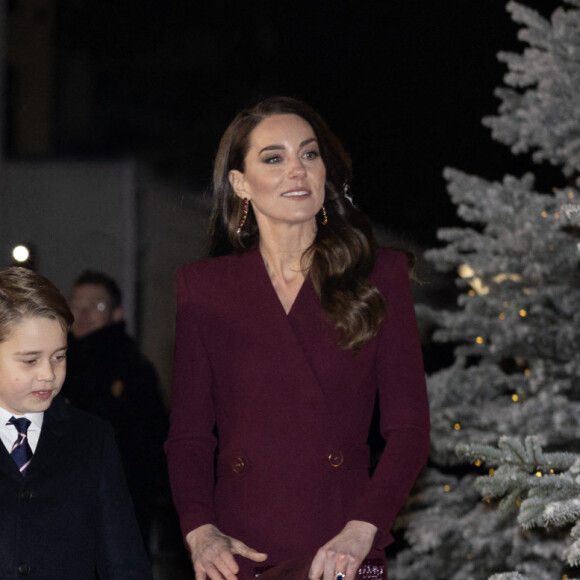 Le prince William, prince de Galles, La princesse Charlotte de Galles, Le prince George de Galles, Catherine (Kate) Middleton, princesse de Galles - La famille royale à la sortie de la messe "Together at Christmas" à l'Abbaye de Westminster le 15 décembre 2022. 