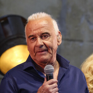 Michel Fugain et sa femme Sanda chantent lors de la soirée d'ouverture du "Printemps de Pérouges" à Chazey-sur-Ain, le 12 juin 2019.