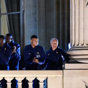 Olivier Giroud, Antoine Griezmann, Aurélien Tchouameni, Randal Kolo Muani, Ousmane Dembélé, Kylian Mbappe, Didier Deschamps - 50.000 personnes réunies place de la Concorde à Paris pour remercier les Bleus après la Coupe du monde, malgré la défaite, le 19 décembre 2022. © Federico Pestellini / Panoramic / Bestimage