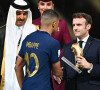 Kylian Mbappé (meilleur buteur de la Coupe du monde 2022), le président Emmanuel Macron - Remise du trophée de la Coupe du Monde 2022 au Qatar (FIFA World Cup Qatar 2022). Doha, le 18 décembre 2022. © Philippe Perusseau / Bestimage