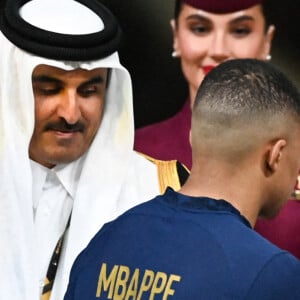 Kylian Mbappé (meilleur buteur de la Coupe du monde 2022), le président Emmanuel Macron - Remise du trophée de la Coupe du Monde 2022 au Qatar (FIFA World Cup Qatar 2022). Doha, le 18 décembre 2022. © Philippe Perusseau / Bestimage