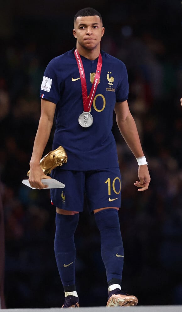 Kylian Mbappé - Remise du trophée de la Coupe du Monde au Qatar à l'équipe d'argentine après sa victoire contre la France en finale. Doha. © David Klein/Sportimage/Cal Sport Media/Zuma Press/Bestimage
