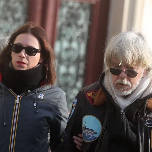 Lolita Séchan et son père le chanteur Renaud - Obsèques de Thierry Séchan frère du chanteur Renaud) au cimetière du Montparnasse à Paris le 16 janvier 2019. Après une cérémonie au temple protestant Port Royal, la famille de T. Séchan s'est retrouvée dans un immeuble avant de se rendre au cimetière du Montparnasse.