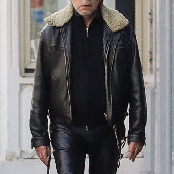 Exclusif - Prix Spécial - No Web - Le chanteur Renaud retire de l'argent à un distributeur et donne un billet à un mendiant à Paris le 13 février 2017. Renaud vient d'être désigné comme meilleur artiste masculin de l'année à la cérémonie des Victoires de la musique 2017.