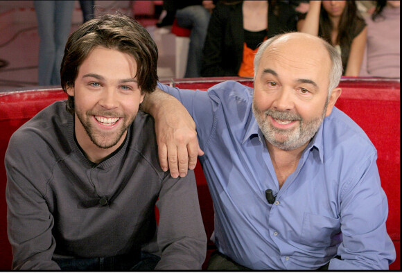 Gérard Jugnot et son fils Arthur sur le plateau de l'émission ' Vivement Dimanche' .