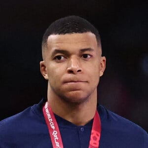 Kylian Mbappé - Remise du trophée de la Coupe du Monde 2022 au Qatar (FIFA World Cup Qatar 2022) à l'équipe d'argentine après sa victoire contre la France en finale (3-3 - tab 2-4). Doha, le 18 décembre 2022. © David Klein/Sportimage/Cal Sport Media/Zuma Press/Bestimage