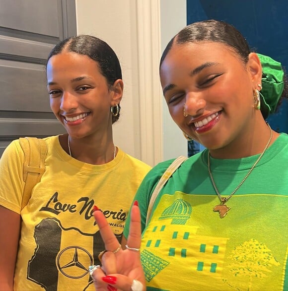 Sabah et Selly, deux des trois filles d'Omar et Hélène Sy. Photo partagée par Hélène Sy sur Instagram le 15 août 2022.