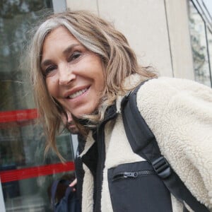 Exclusif - Zazie à la sortie des studios de radio RTL à Paris. Le 1er décembre 2022 © Jonathan Rebboah / Panoramic / Bestimage 