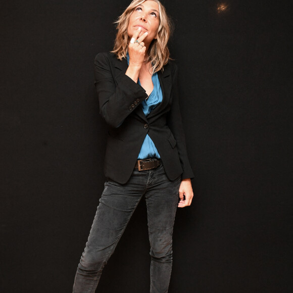 Exclusif - La chanteuse Zazie - Backstage - Enregistrement de l'émission "La fête de la Chanson française" à Paris, diffusée le 29 novembre sur France 2. Le 7 novembre 2022 © Cyril Moreau-Veeren / Bestimage On a tous en nous une chanson liée à l'enfance, à la première rencontre, au premier baiser, une chanson pour rire et une pour pleurer. La fête de la chanson française célèbre ces chansons-souvenirs qui nous font tous vibrer. L.Thilleman, accompagnée d'A.Manoukian au piano, vous invite à une soirée de fête autour des chansons de nos vies. Les plus grands artistes de la scène musicale française se retrouvent pour des moments uniques de musique, des rencontres, des impros, des duos et des reprises inoubliables. Cette année, une nouveauté puisque les artistes partagent leur plaisir, leur trac et leurs émotions avec le public lors des répétitions et dans les coulisses de l'émission. Au programme de cette soirée de fête, il y aura notamment : Une ouverture inédite avec la présence exceptionnelle de M.Polnareff. Un moment de fête autour de K.Girac et ses amis guitaristes Une surprise émouvante pour Zazie Des séquences musicales exclusives avec B.Biolay, Grand Corps Malade et J.Armanet Un hommage à C.Aznavour à l'occasion du 5e anniversaire de sa disparition Des découvertes musicales avec Adé, E.Peters, Santa... Et bien sûr les anecdotes incontournables d'A.Manoukian ! 