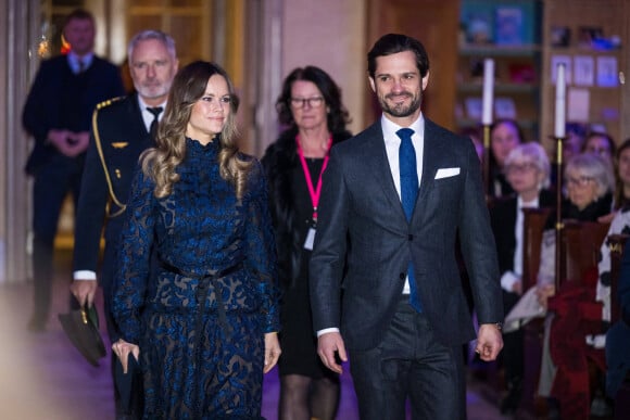 Le prince Carl Philip de Suède et la princesse Sofia assistent à un concert de Noël en l'église Gustaf Vasa à Stockholm le 21 décembre 2022. 