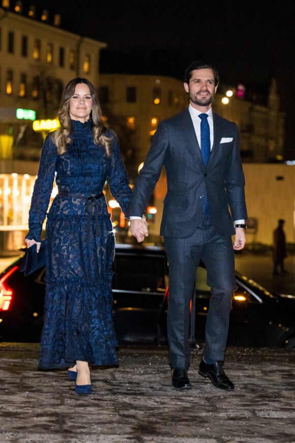 Le prince Carl Philip de Suède et la princesse Sofia assistent à un concert de Noël en l'église Gustaf Vasa à Stockholm le 21 décembre 2022. 