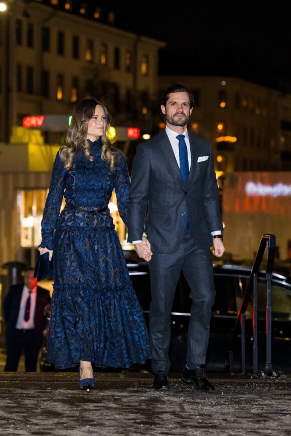 Le prince Carl Philip de Suède et la princesse Sofia assistent à un concert de Noël en l'église Gustaf Vasa à Stockholm le 21 décembre 2022. 