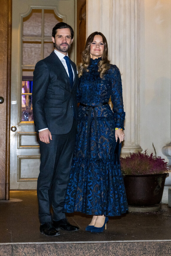 Le prince Carl Philip de Suède et la princesse Sofia assistent à un concert de Noël en l'église Gustaf Vasa à Stockholm le 21 décembre 2022. 